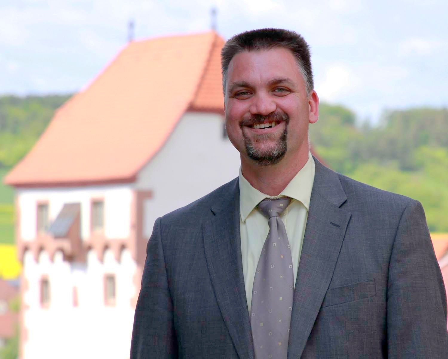Heiko am Torhaus bearbeitet.JPG Leider haben wir keinen Alternativtext zu diesem Bild, aber wir arbeiten daran.