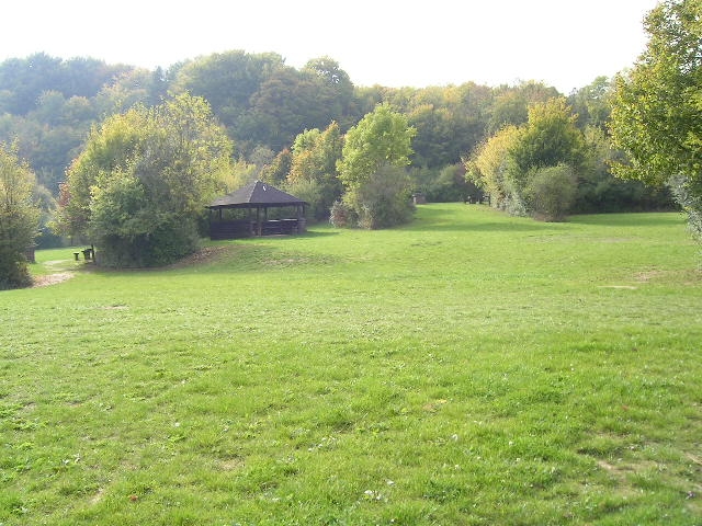 Blick vom Sanitärgebäude zum Pavillon.JPG