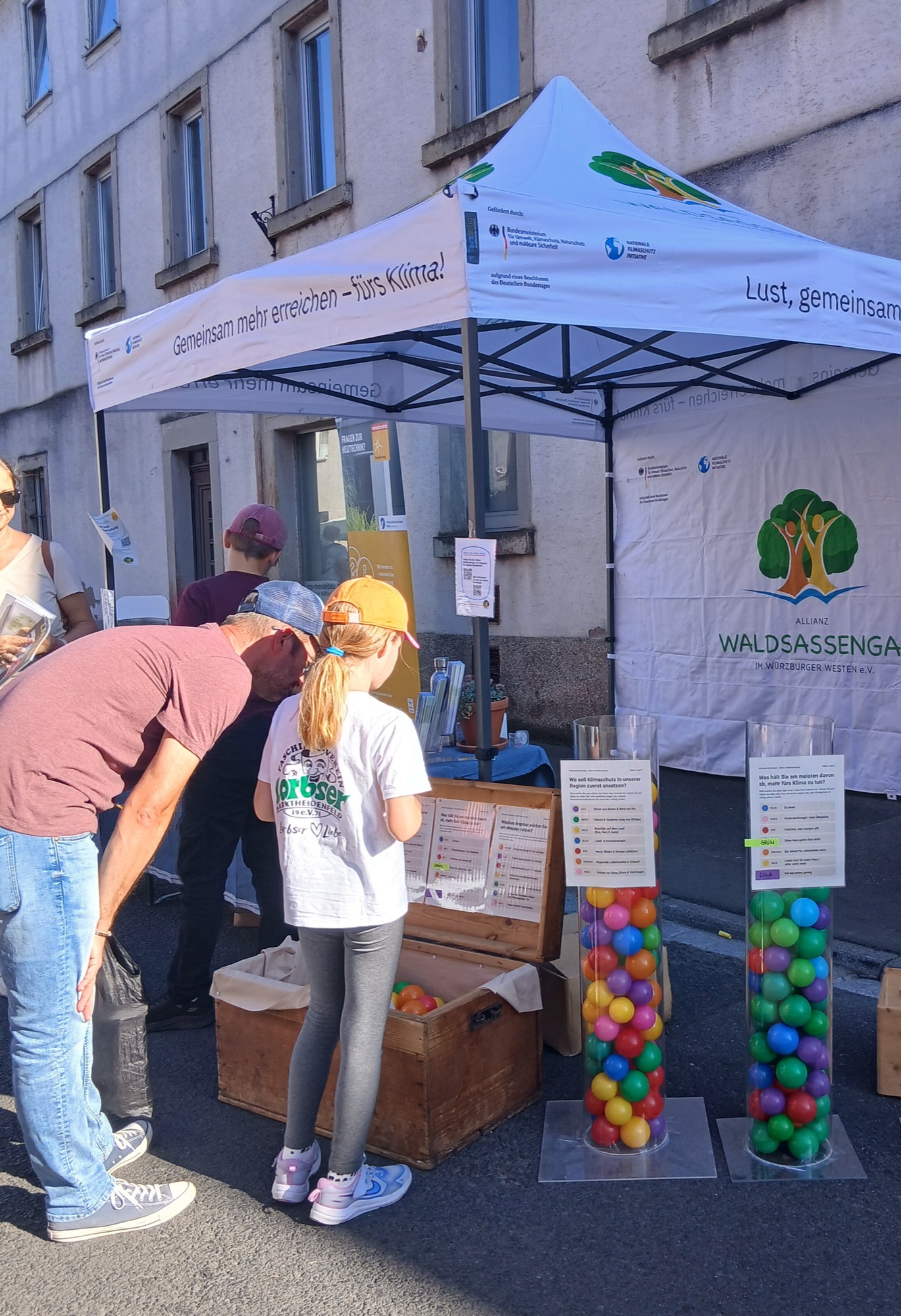 „Ohne Auto geht's hier nicht“: Michaelismarkt-Besuchende reden beim Klimaschutz mit